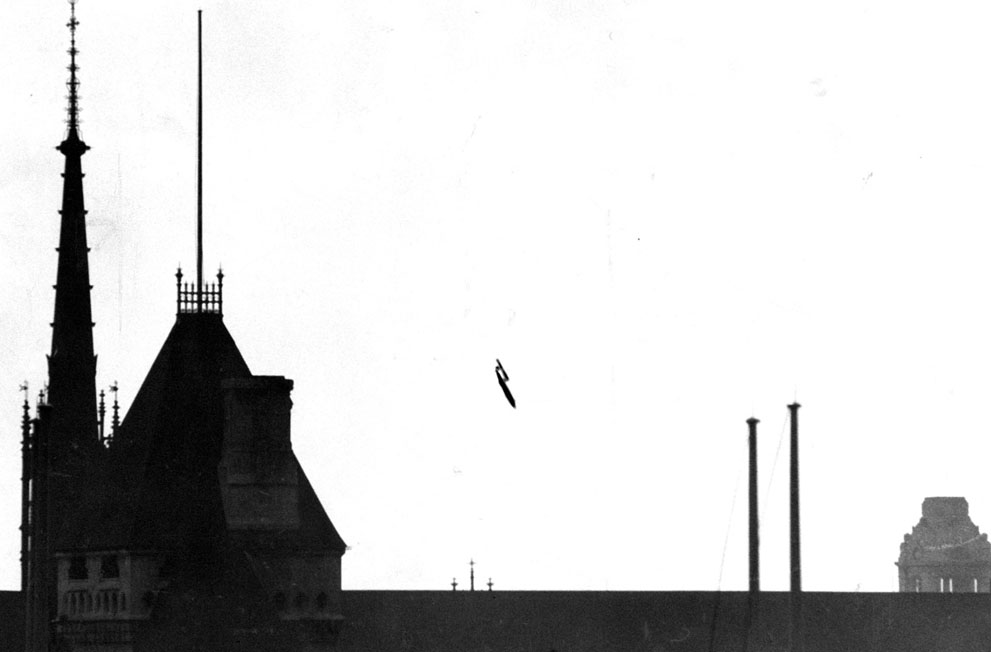 A V-1 flying bomb “buzzbomb” plunging toward central London, 1945 - Imgur