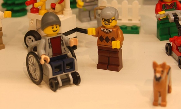 figurki lego na wózku inwalidzkim