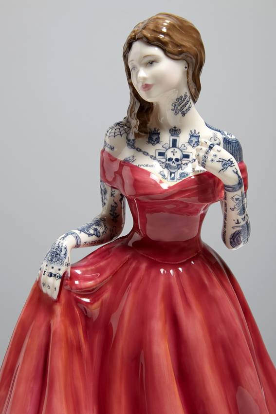 Jessica-Harrison-Tattooed-Porcelain-Figurines-19