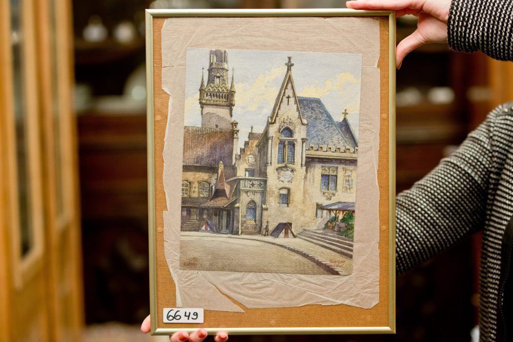 epa04498127 The watercolor painting 'Altes Rathaus' (lit.: Old Town Hall) which was supposedly painted by Adolf Hitler, is shown at an auction house in Nuremberg, Germany, 20 November 2014. The work will be auction off by the Weidler auctioneers on 22 November. The minimum price is 4,500 EUR.   EPA/DANIEL KARMANN  Dostawca: PAP/EPA.