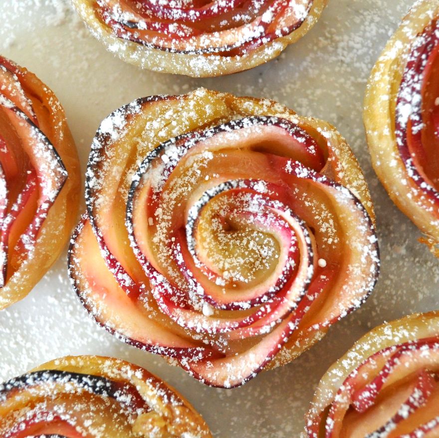 Beautiful-Rose-Shaped-Dessert-Made-With-Delicious-Apple-Slices-Wrapped-In-Crispy-Puff-Pastry1__880