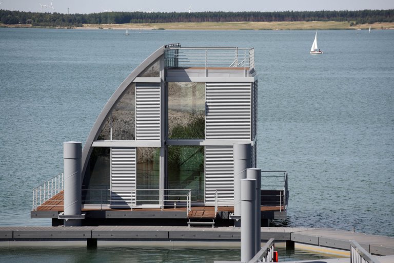 D2CE4G Geierswalde, Germany, the first floating house of the future home port Scado