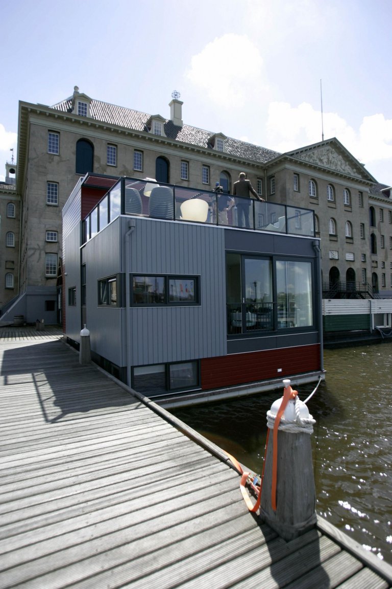 Amsterdam, NETHERLANDS: View of a floating house taken 18 July 2007 in Amsterdam. AFP PHOTO ANP OLAF KRAAK" (Photo credit should read OLAF KRAAK/AFP/Getty Images)
