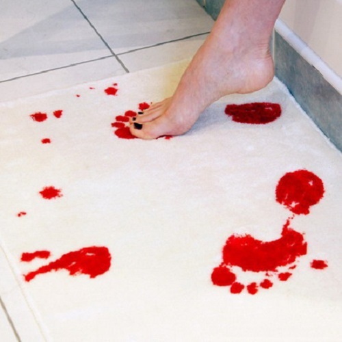 Mata do łazieńki, które zamienia się w krwawy czerwony kiedy jest mokra