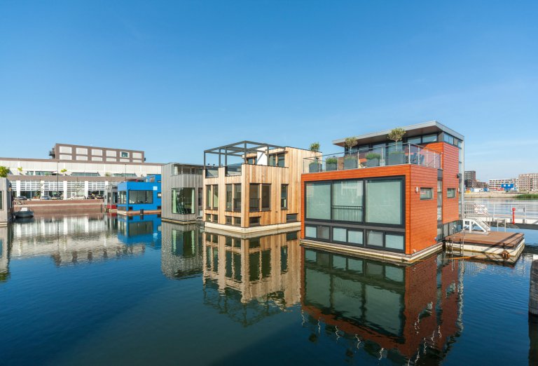 EG09J8 Floating houses homes modern houseboats house boats water villas in Amsterdam IJburg Yburg district. Rising sea level project.