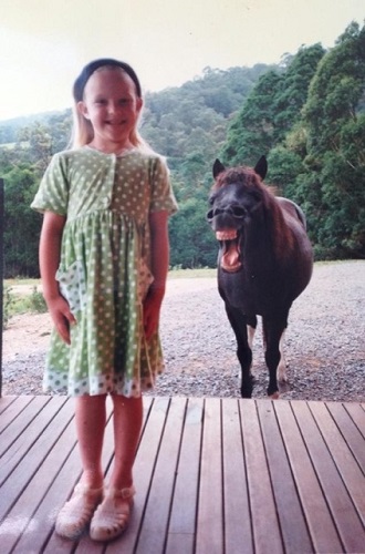 See What This Horse Had To Say About This Girl’s Pose