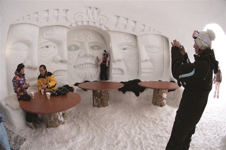 The giant one, for dinner and drinks – Iglu-Dorf, Switzerland
