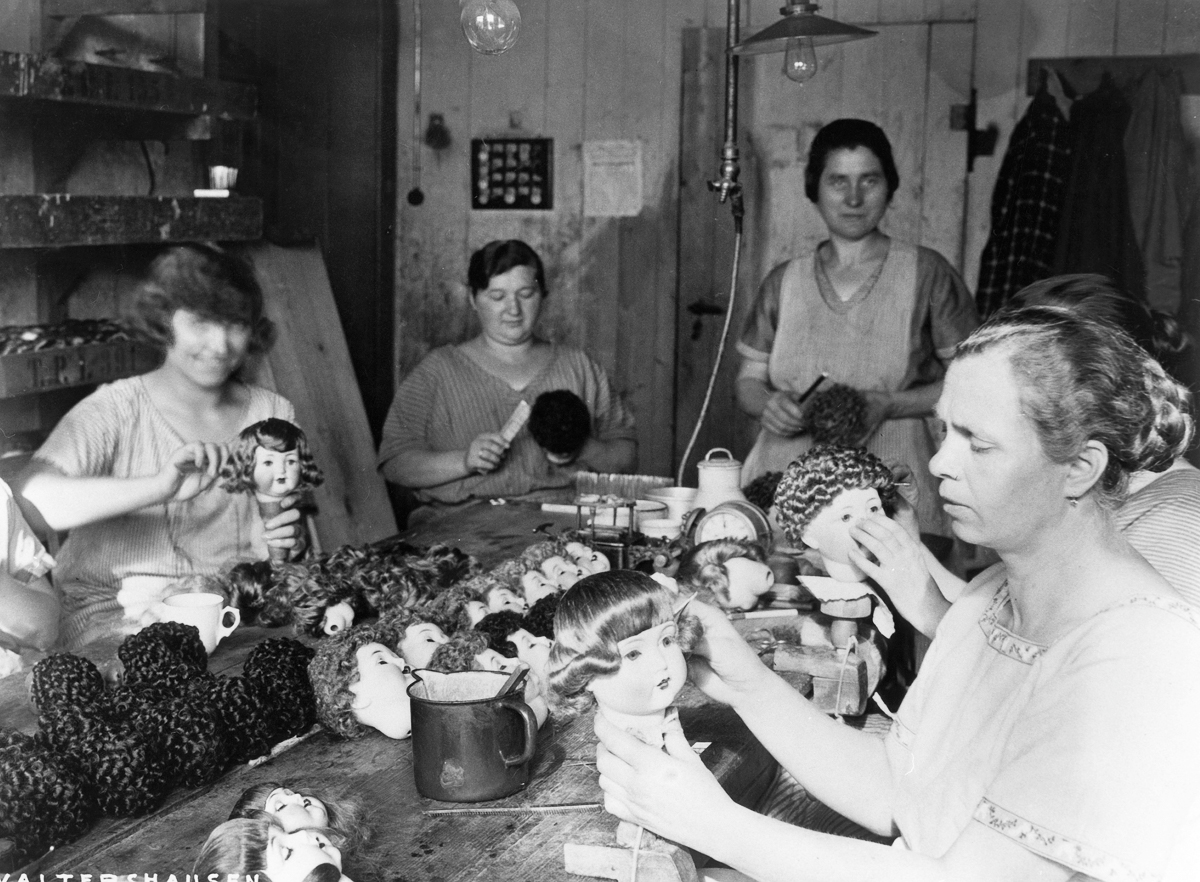 (GERMANY OUT) Puppenfabrikation in Waltershausen, Thüringen: Die Puppen werden frisiert.1931 (Photo by ullstein bild/ullstein bild via Getty Images)