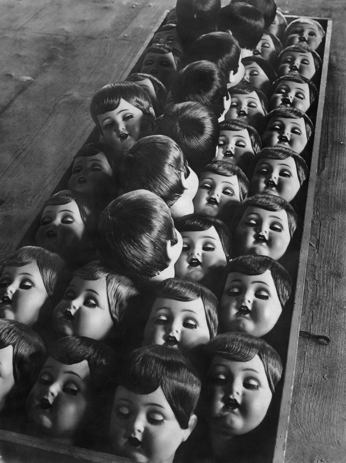 The row of dolls heads in a factory in Germany circa 1950. (Photo by FPG/Getty Images)