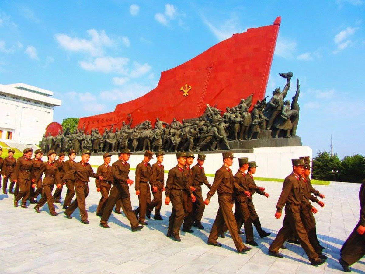 justin-and-anna-said-that-there-are-two-things-you-would-never-miss-in-north-korea-massive-monuments-and-military-personnel