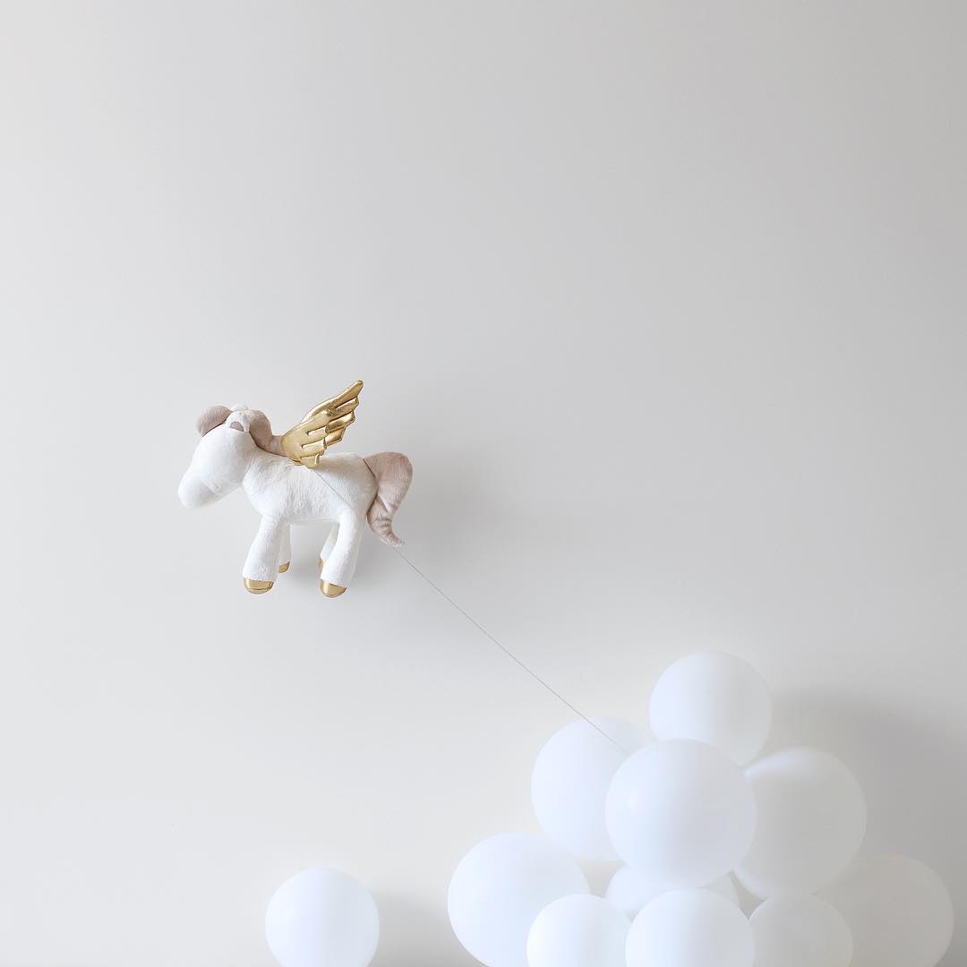minimal-photography-funny-balloons-peechaya-burroughs-5