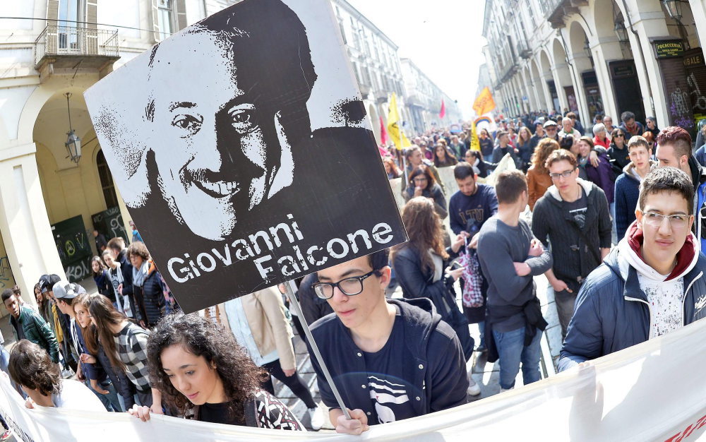 epa05224017 People hold up placards with the images of mafia victims during a march on the occasion of the remembrance and commitment national day for mafia victims in Turin, Italy, 21 March 2016. The initiative, set for the first day of spring as a sign of 'rebirth and hope', aims to give greater prominence to the fight against mafia organisations and to promote a culture of justice and legality in Italy. EPA/ALESSANDRO DI MARCO Dostawca: PAP/EPA.