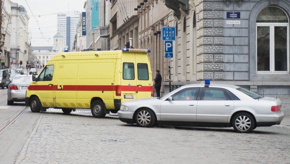 epa05220728 An ambulance car believed to carry arrested terror suspect Salah Abdeslam from the Federal Police office is escorted by civil police cars in Brussels, Belgium, 19 March 2016. Reportedly Abdeslam was transferered to a prison in Brugge where he will receive further medical service. Abdeslam was arrested after an anti-terror operation in the Brussel's Molenbeek neighborhood on 18 March 2016. He was wounded in the leg in the operation in which shots were fired and grenades were thrown, as confirmed by the police to the Belgian media.  EPA/STEPHANIE LECOCQ  Dostawca: PAP/EPA.