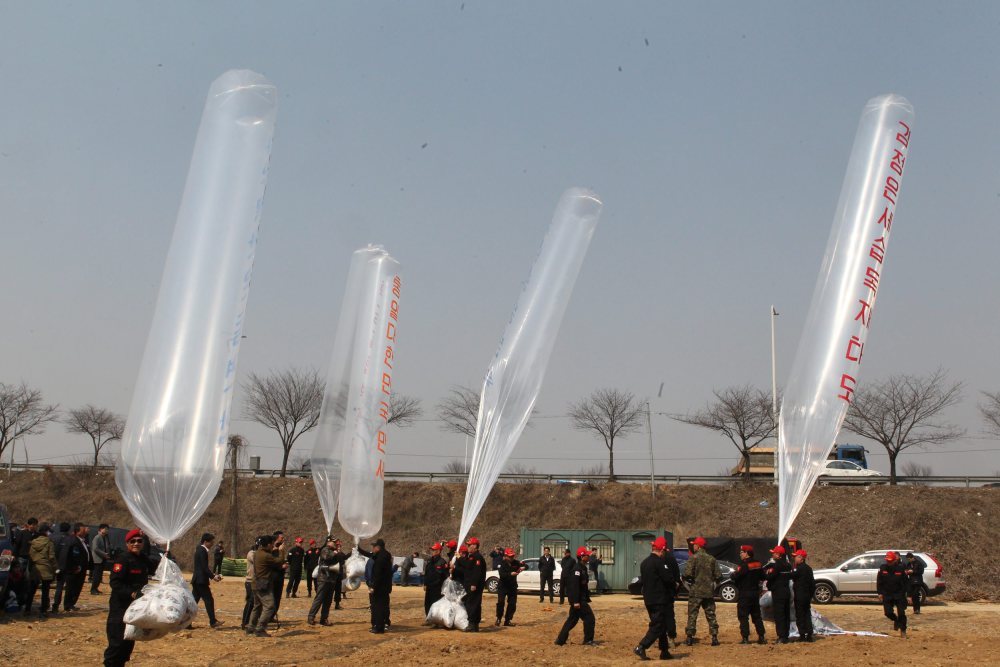 epa05233139 Members of conservative groups in South Korea launch large plastic balloons carrying anti-Pyongyang leaflets into the air in their bid to send them into North Korea at the border town of Paju, South Korea, 28 March 2016.  EPA/YONHAP SOUTH KOREA OUT  Dostawca: PAP/EPA.