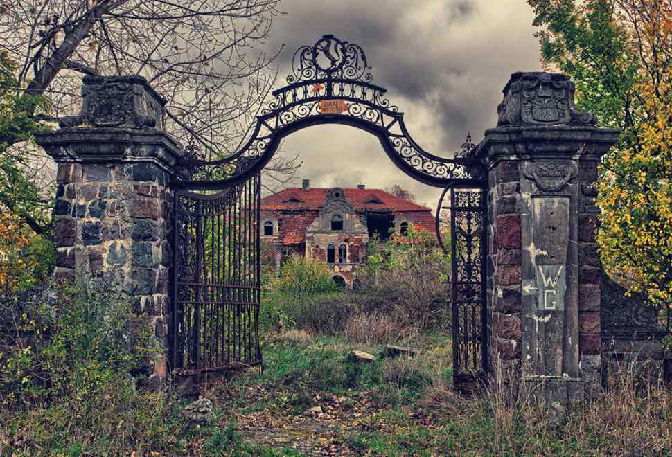 OVERGROWN PALACE, POLAND