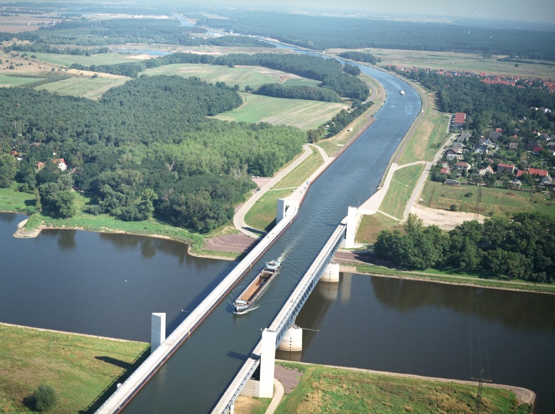 Most wodny Magdeburg w Niemczech