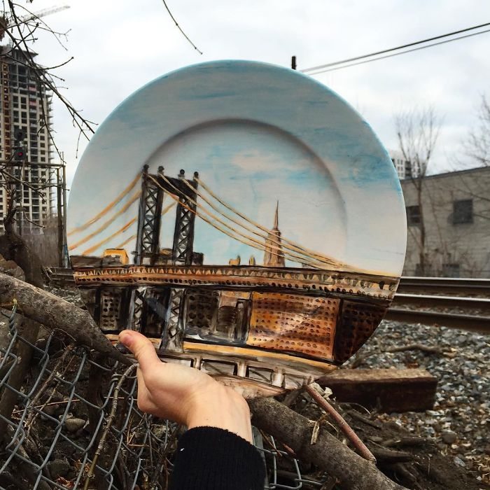 Artystka używając talerzy, odtwarza krajobrazy