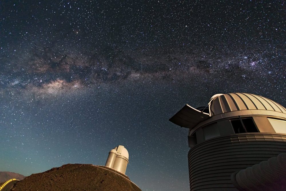 epa03938228 An undated handout image released by the European Southern Observatory (ESO) on 06 November 2013 showing the Swiss 1.2-metre Leonhard Euler Telescope (front) and the ESO 3.6-metre telescope (rear) at ESO's La Silla observatory. La Silla, in the southern part of the Atacama Desert of Chile was ESO's first observation site. The site is set 2400 metres above sea level, providing excellent observing conditions. Today marks the 50th anniversary of the start of a fruitful relationship between ESO and Chile that has allowed both European and Chilean astronomy to push the boundaries of science, technology and culture forward into the future. On 06 November 1963, the initial agreement between the European Southern Observatory (ESO) and the Government of Chile, the Convenio, was signed, enabling ESO to place its telescopes beneath the exceptionally clear Chilean skies.  EPA/S. LOWERY / HANDOUT  HANDOUT EDITORIAL USE ONLY/NO SALES  Dostawca: PAP/EPA.