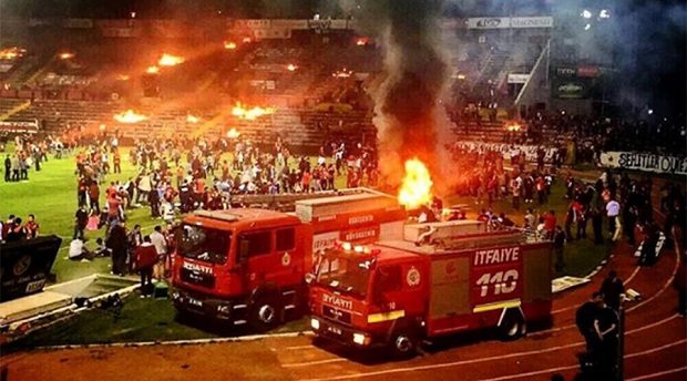Kibice spalili stadion