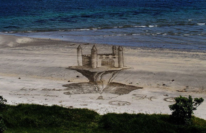 sztuka tworzona na plaży