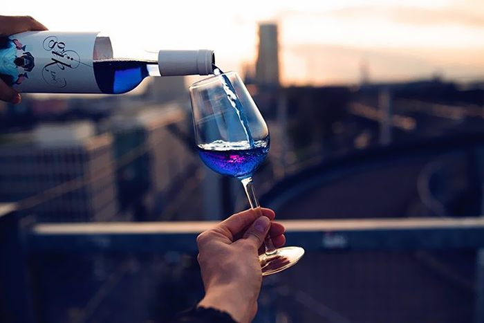 wino w kolorze niebieskim