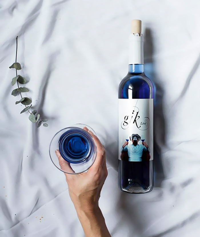 wino w kolorze niebieskim