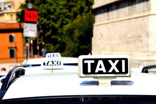 taxi-1184799_960_720