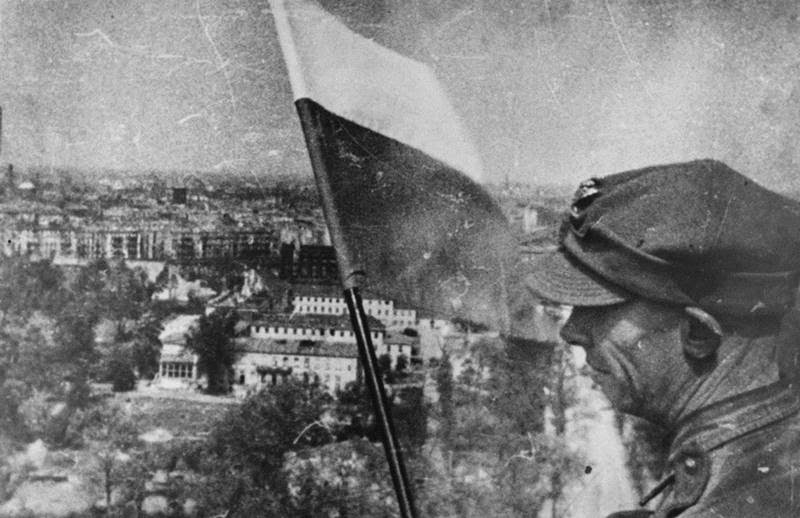 Polish_flag_1945_Berlin