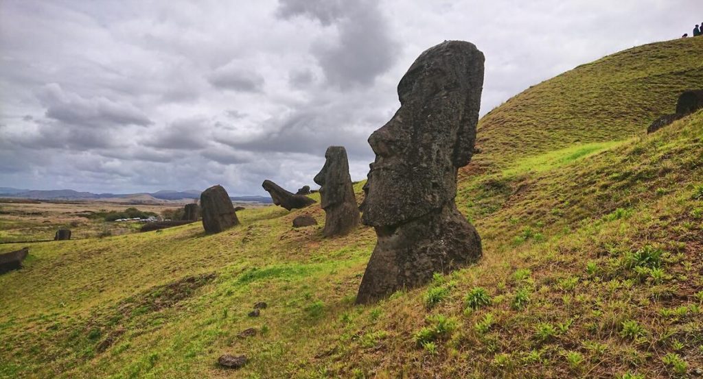 Posąg Moai i surowy krajobraz wyspy Rapa Nui