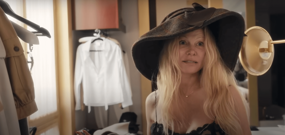 pamela anderson w kapeluszu bez makijażu screen z youtube