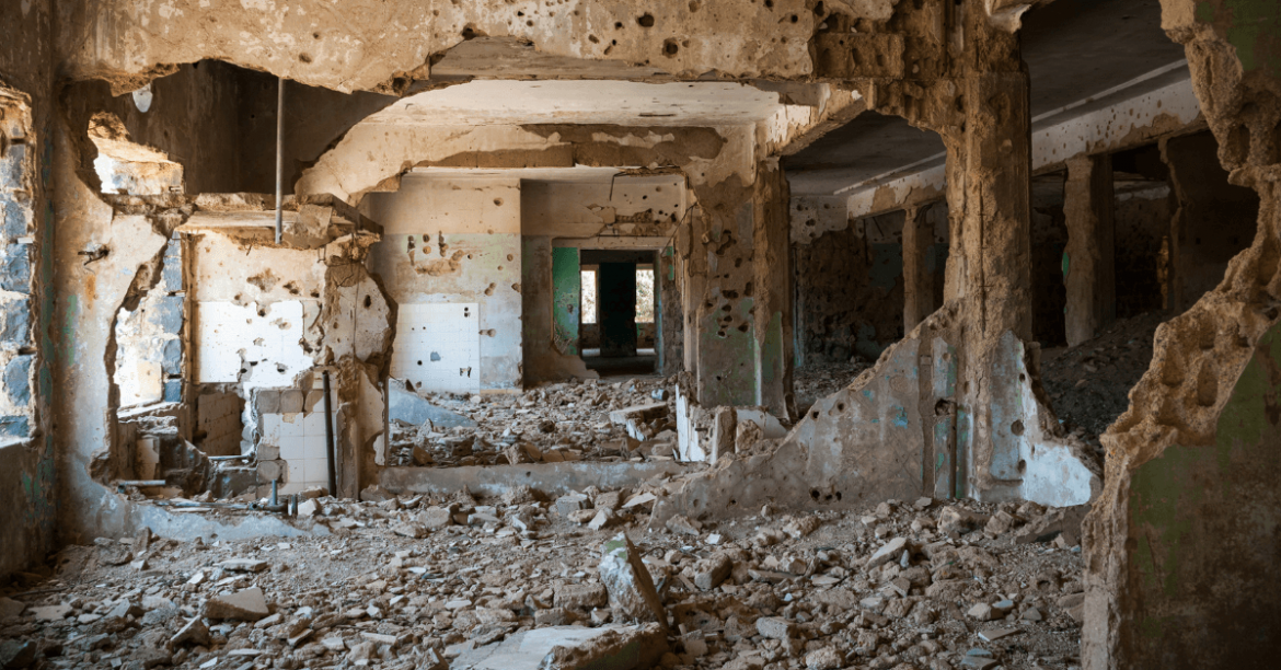 wnętrze budynku po bombardowaniu