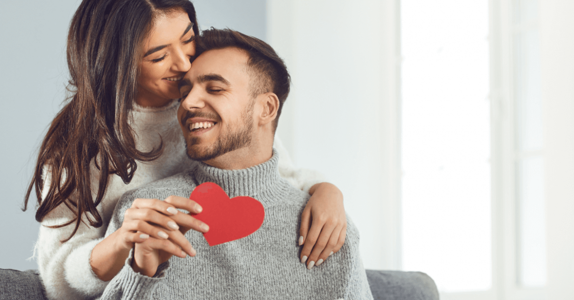 zakochana para z serduszkiem w dłoniach