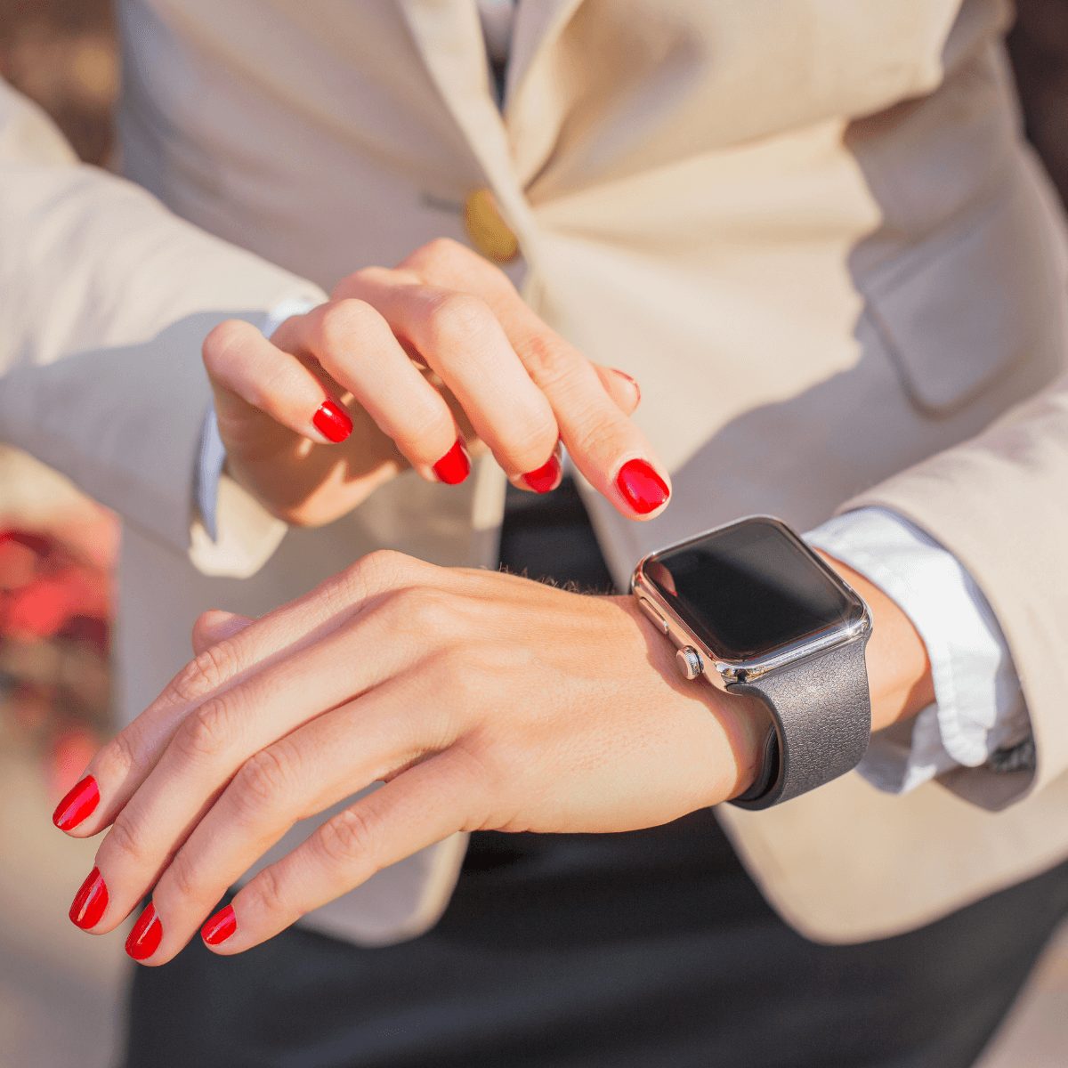 kobiece dłonie korzystające ze smartwatcha