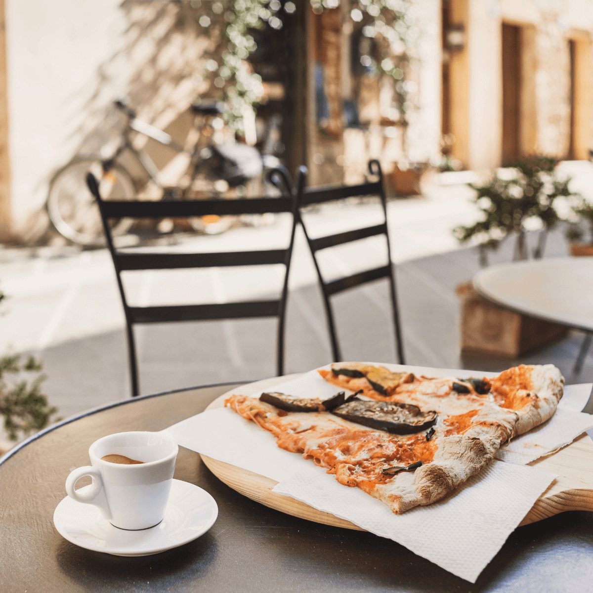 widok na kawałek pizzy i filiżankę kawy we włoskiej knajpce