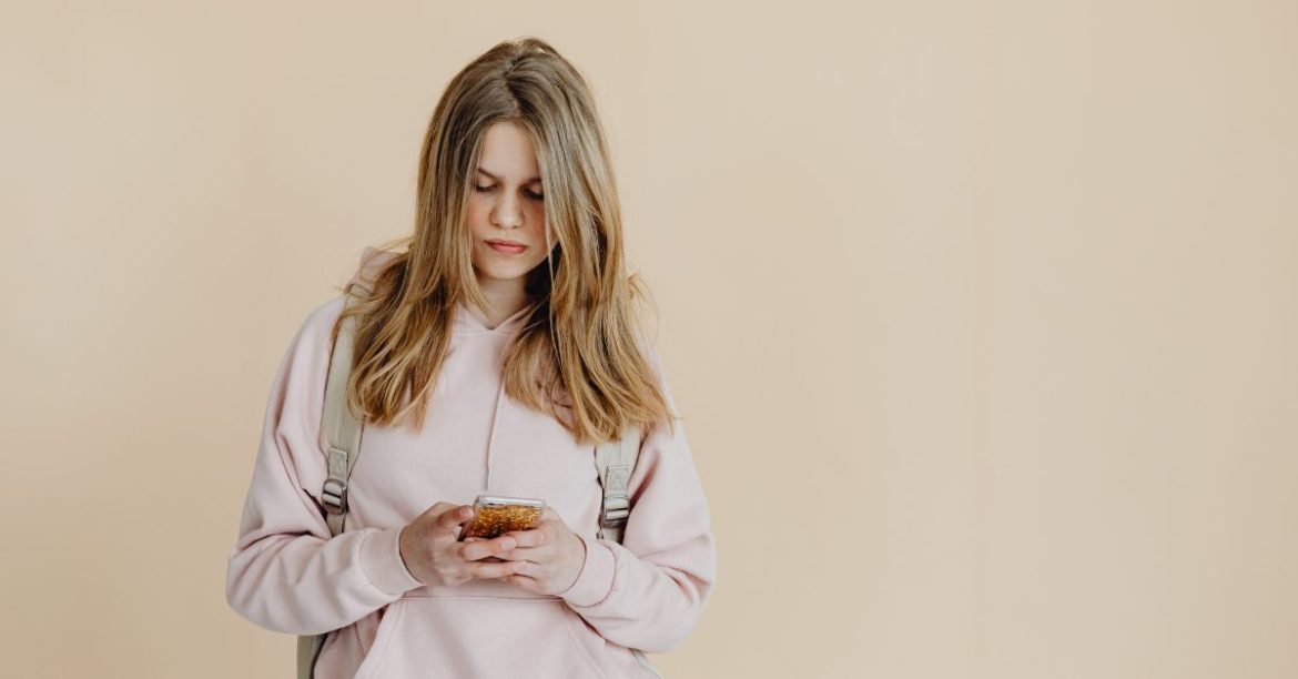 młoda dziewczyna z telefonem