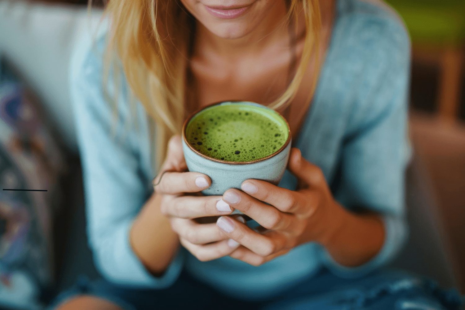 kobieta pijąca matchę