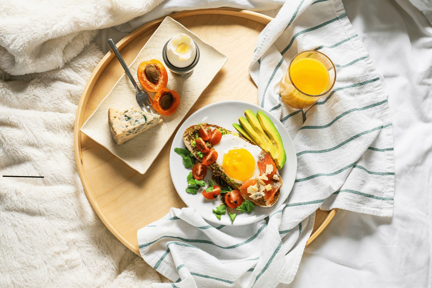 zdrowe śniadanie w łóżku