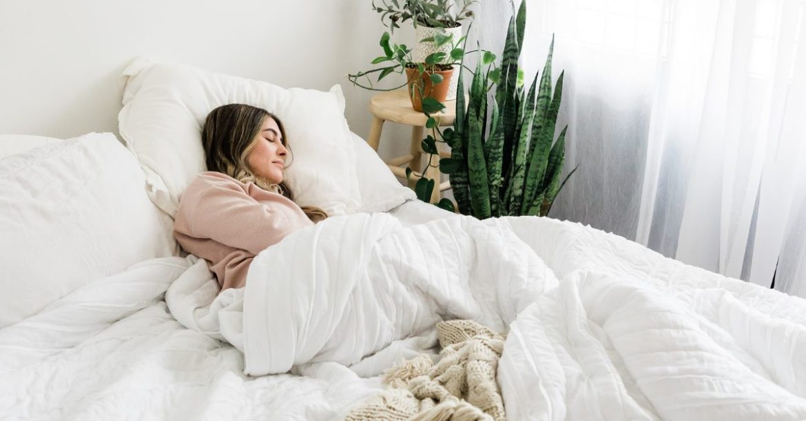 kobieta odpoczywa w łóżku