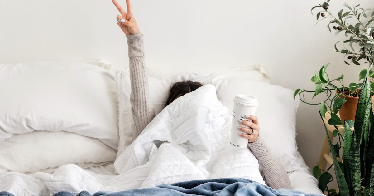 kobieta odpoczywa w łóżku