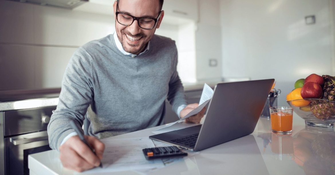 mężczyzna pracujący zdalnie