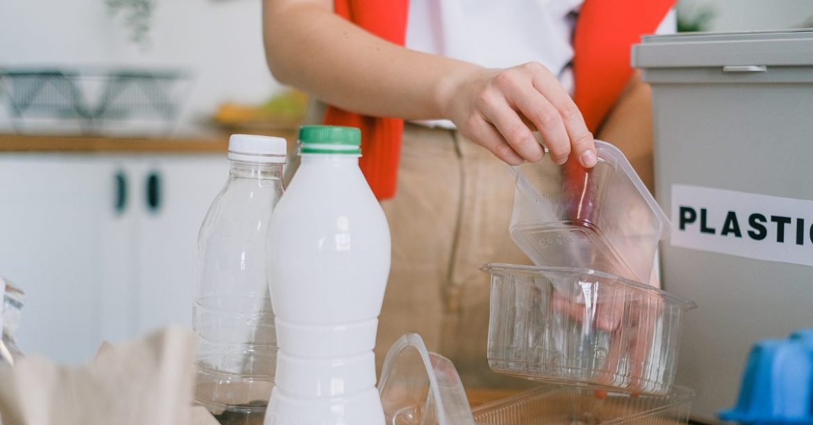 kobieta segreguje śmieci