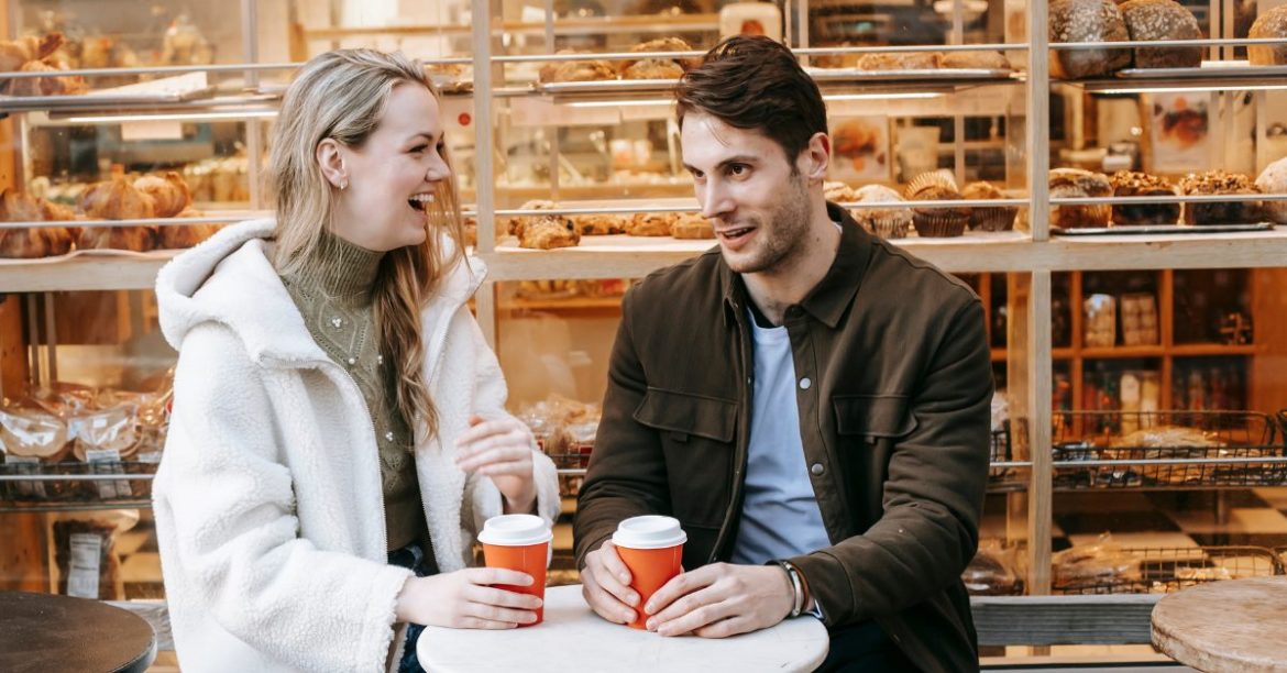kobieta i mężczyzna przy kawie