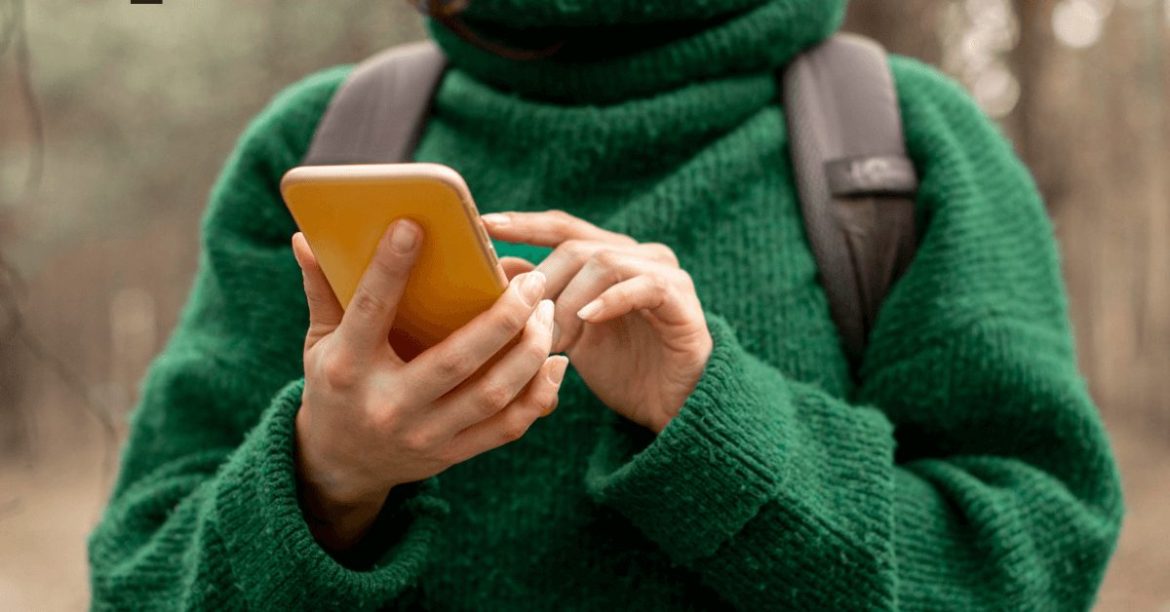 dziewczyna w grubym swetrze przeglądająca tiktoka