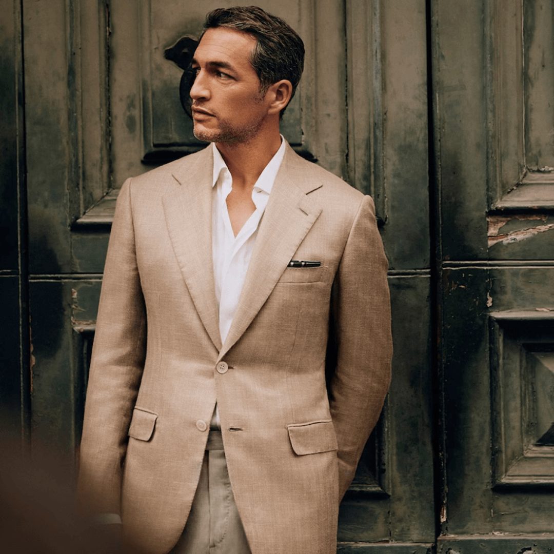 mężczyzna pachnący brioni środek 1