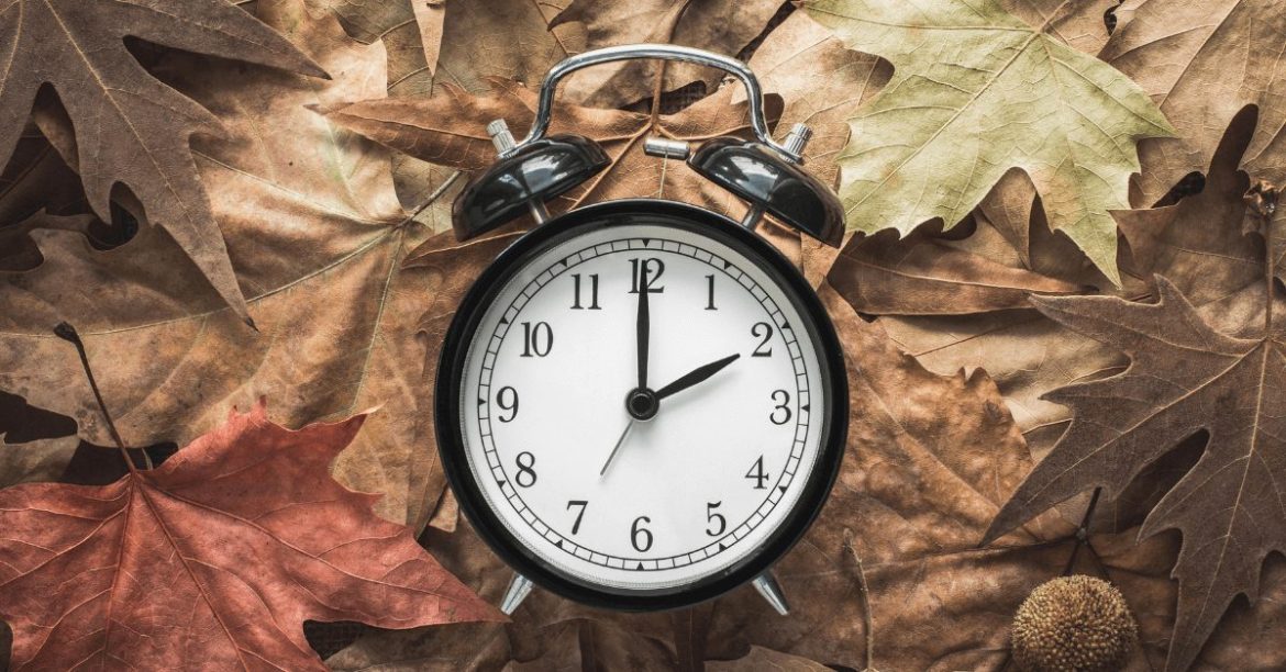 zegarek na tle jesiennych liści