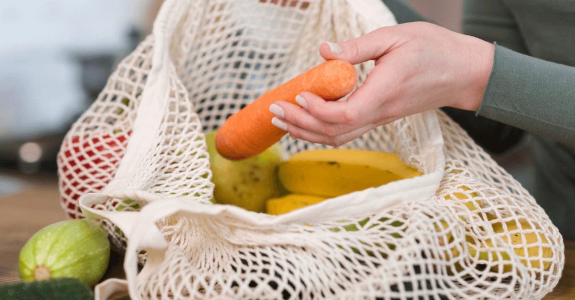 marchewka wyciągana z siatkowej torby