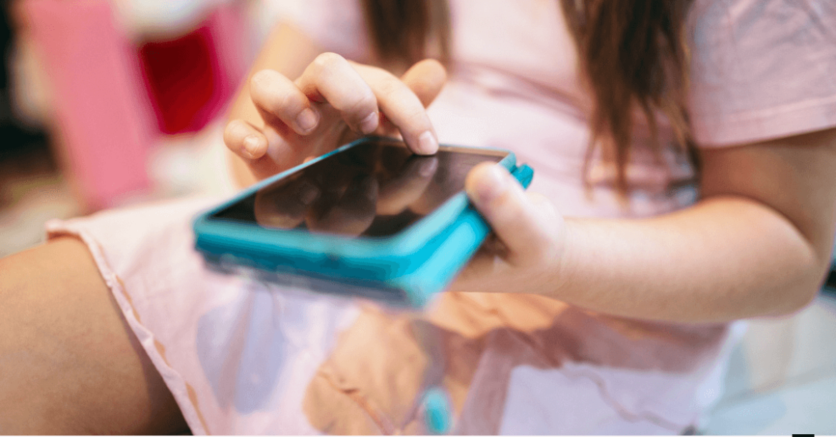 telefon w rękach dziecka