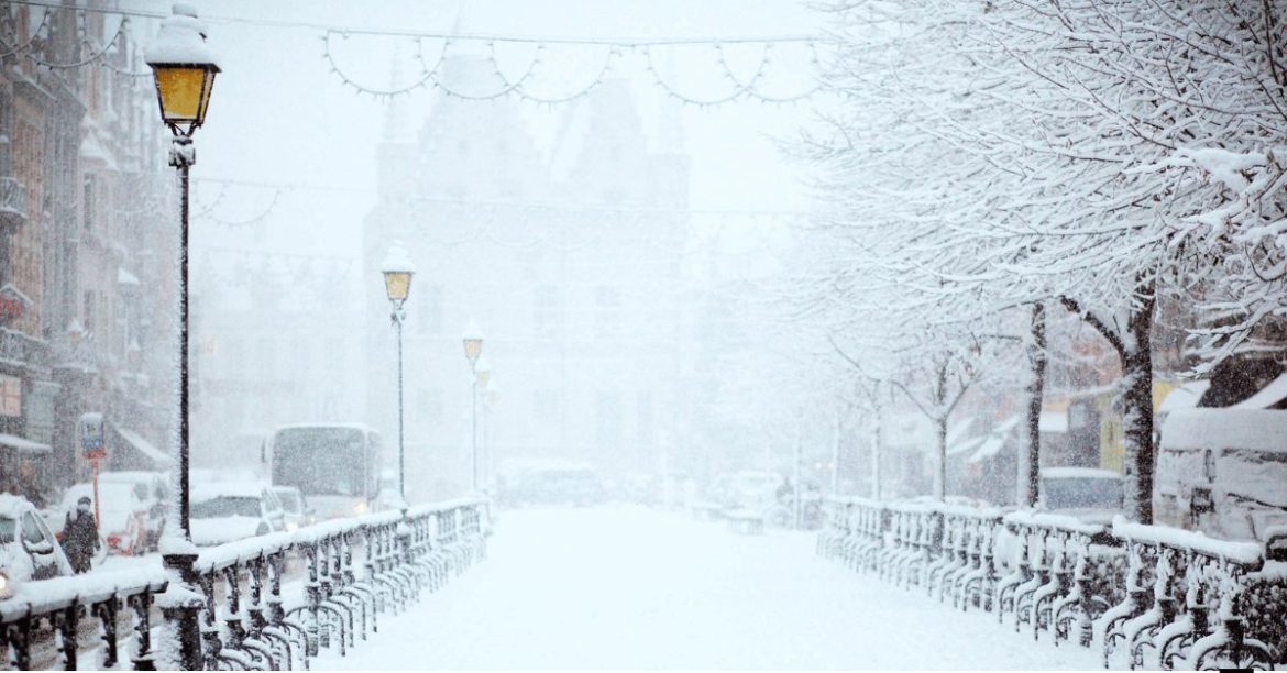 bardzo zaśnieżona ulica