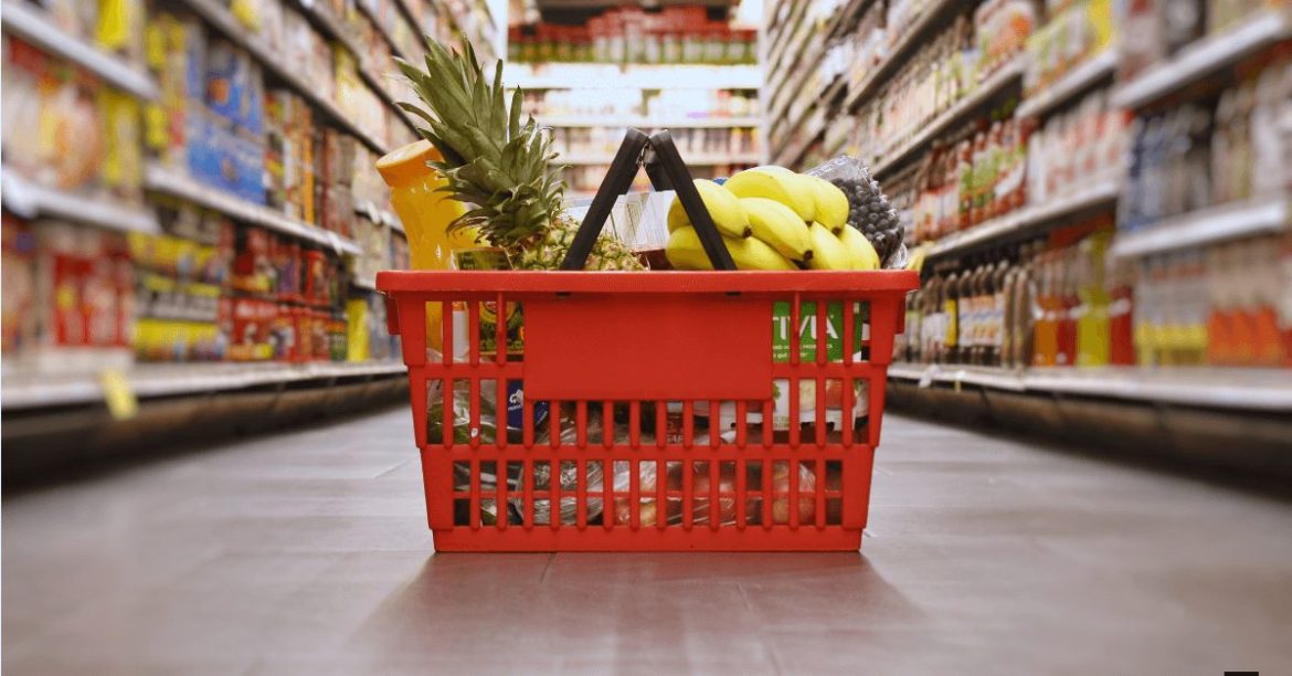 koszyk pełen zakupów na środku sklepu