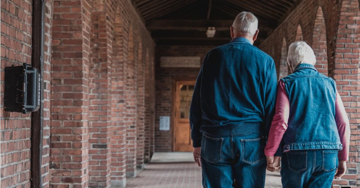 starsza pare odwrócona plecami